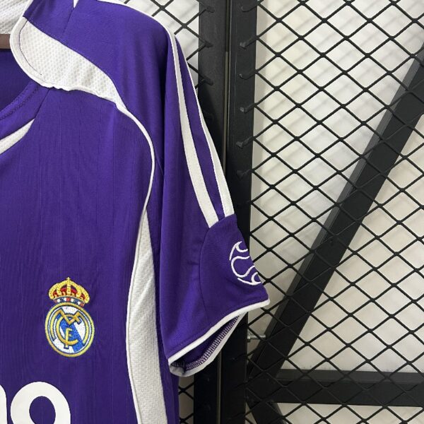 Retro Real Madrid 06/07 Third away - Image 4