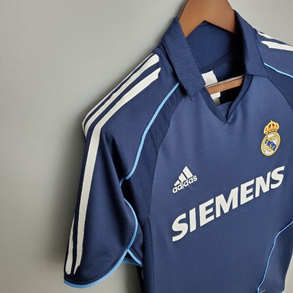 Retro 05/06 Real Madrid Away - Image 5