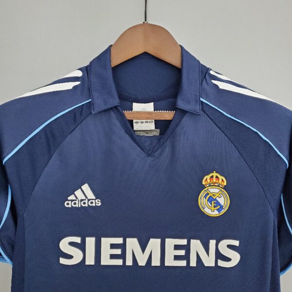 Retro 05/06 Real Madrid Away - Image 2