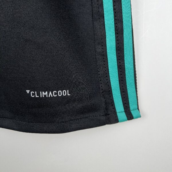 Retro Real Madrid 17/18 Away - Image 6