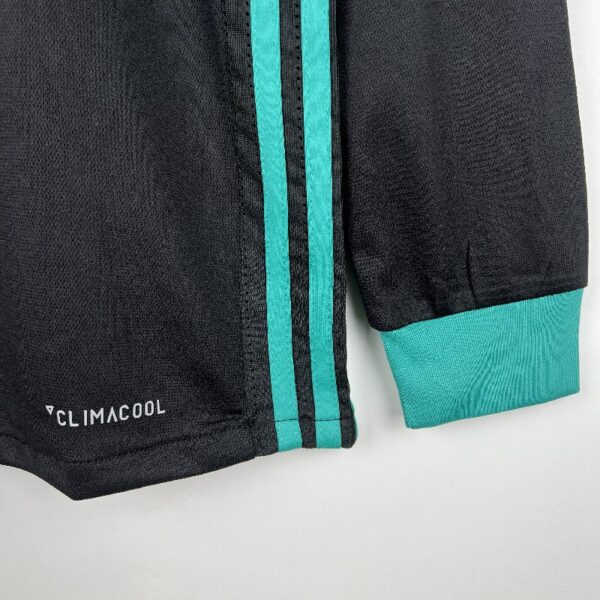 Retro Real Madrid 17/18 Away Long Sleeve - Image 4