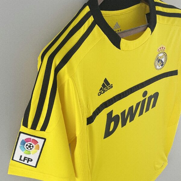 Retro Real Madrid 11/12 Goalkeeper Yellow - Image 5